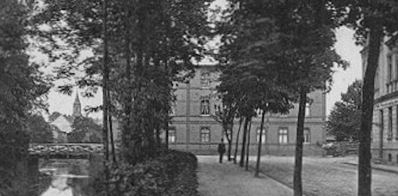 Budynek przy ul.Kolejowej, w któym mieszkali urzędnicy zatrudnieni w fabryce Flöthera - istnieje do dnia dzisiejszego.