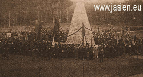 1 maja 1935 roku w Gassen odbyła się uroczystość odsłonięcia pomnika poświęconego poległym w I wojnie światowej. 