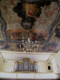 Barkowy strop z 1 połowy XVIII w. ze sceną Wniebowstąpienia Chrystusa z ośmioma scenami pasyjnymi.