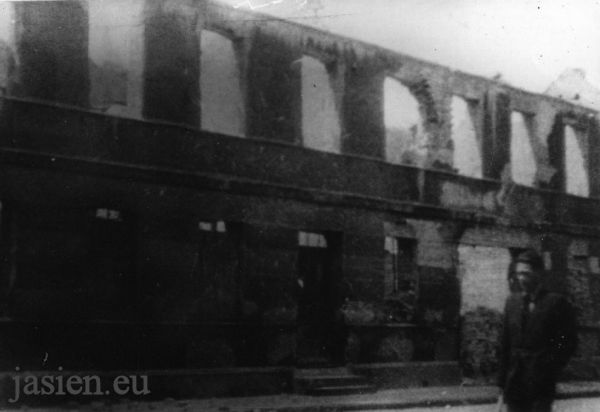 rok 1945 - zniszczony budynek przy obecnej ul.Lubskiej, Jasień